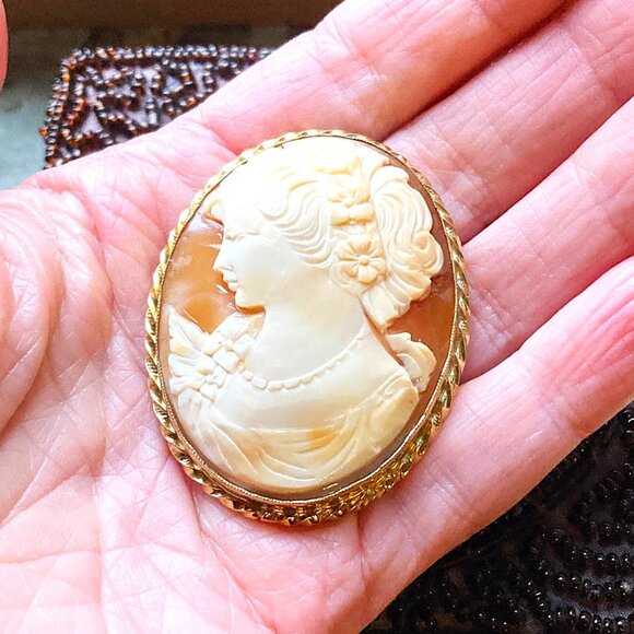 Magnificent left-facing gold-filled shell cameo brooch/pendant - Picture 2 of 8